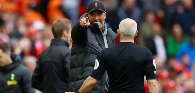 مستشهدًا بتصرفه ضد محمد صلاح.. كلوب يهاجم حكم مباراة توتنهام: لا أعرف كيف ينظر تجاهي